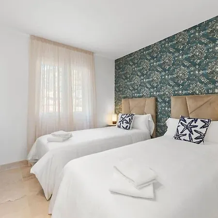 Spanish Hillside Haven Daire *